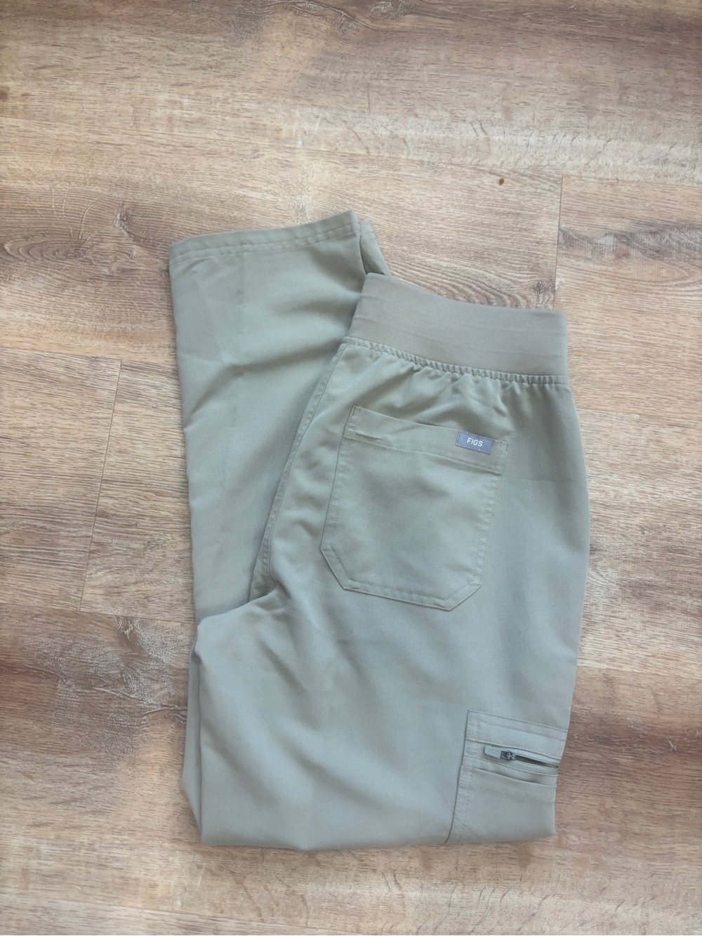 Figs Women’s khaki Utility Scrub Pants